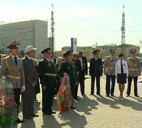 Әскерилер ардагерлерге құрмет көрсетті