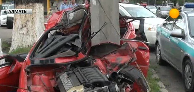 BMW разорвало пополам после столкновения со столбом в Алматы