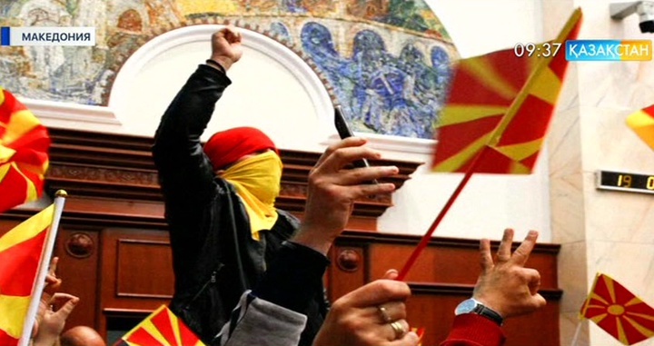 Македонияда шерушілер парламент ғимаратына басып кірді