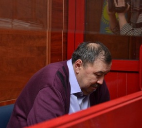 Суд по делу об убийстве Сарсенбаева возобновил работу после перерыва