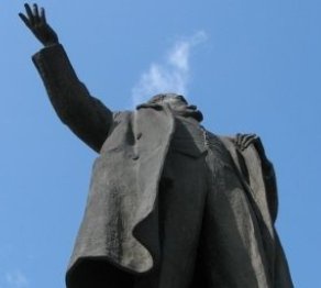 Одесса облысында Ленин ескерткішін қаққа бөліп тастады