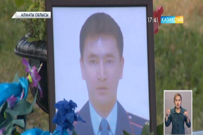 Алматыдағы оқиға кезінде қайтыс болған полиция сержанты Мақсат Сәлімбаевты жерлеу рәсімі өтті (ВИДЕО)