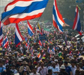 Бангкокте үкіметке қарсы шеруге шыққан халыққа оқ жаудырылды