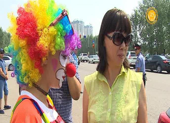 Астанада цирк қызметкерлері көлік жүргізушілеріне тегін билет ұсынды