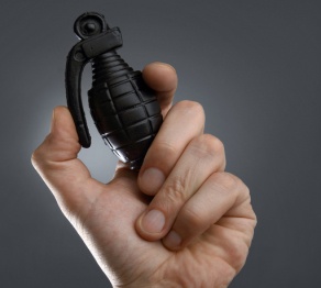 В Уральске мужчина угрожал боевой гранатой персоналу кафе