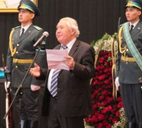 «Сен тіккен өлең туы жығылмайды»