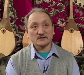 800-ден астам домбыра жасаған шебер