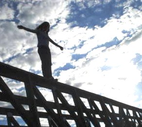 Оқушы қыз көпірден секіріп, мерт болды