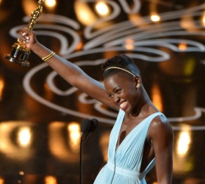 Лупита Нионго «Екінші пландағы ең үздік әйел рөлі» аталымын жеңіп алды