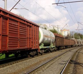 Одиннадцать вагонов грузового поезда сошли с рельсов на юге Казахстана