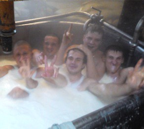 Фабрика қызметкерлері сүтке шомылған