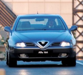 Италия үкіметі шенеуніктердің қызметтік көліктерін саудаға шығарды