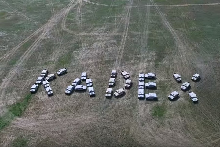 30 әскери Hummer көлігі далада «KADEX» жазуын «жазды»