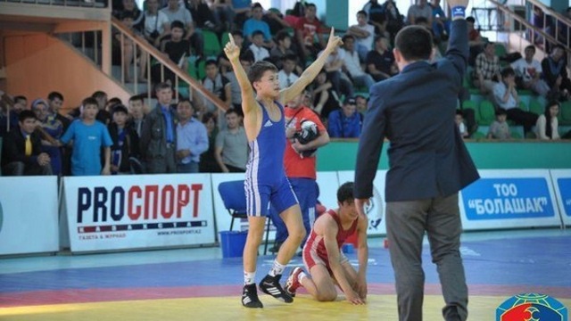 Казахстанец стал чемпионом мира по борьбе среди кадетов