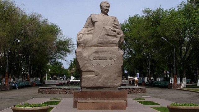В Жезказгане возложили цветы к памятнику Сатпаеву