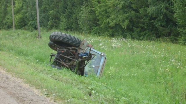 В ВКО трактор упал в кювет, один человек погиб