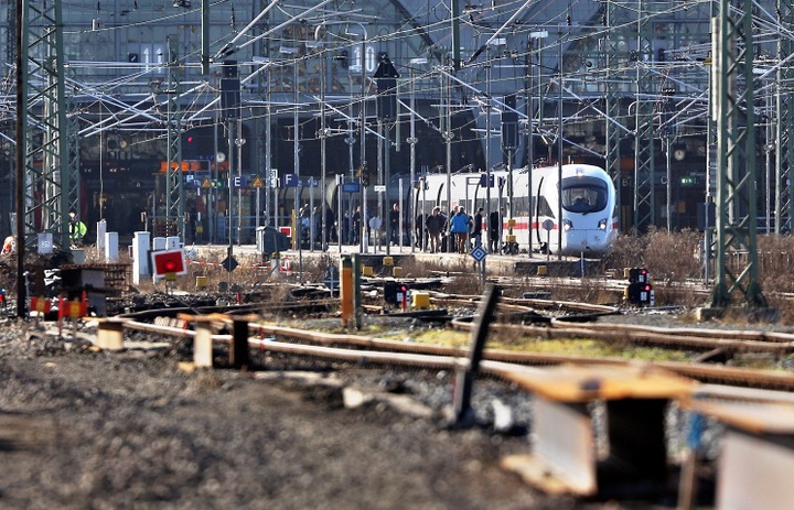 Германияда жолаушылар мен жүк пойызы соқтығысты