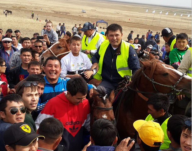«Алтын тұлпар».  Бас жүлдені Бақторы атты тұлпарды тізгіндеген шабандоз Мейірхан Жолдасұлы жеңіп алды