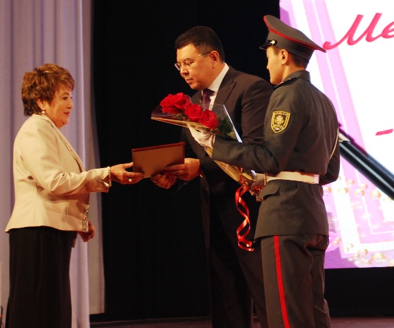 Павлодар облысының әкімі Қанат Бозымбаев үздік ұстаздарды марапаттады