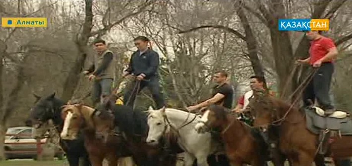 Әлемдік актерлерге аттың құлағында ойнауды үйреткен қазақ жігіттері