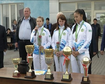Студенттер арасында регбиден жарыс өтіп жатыр