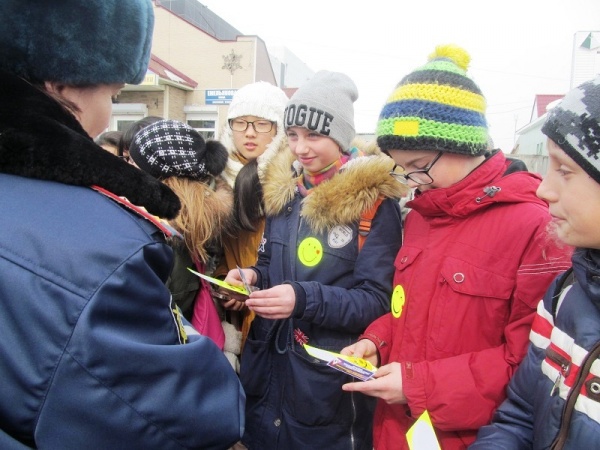 Елордалық оқушыларға жарық шағылыстыратын білезік таратылды