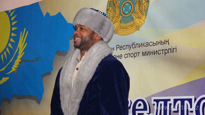 Рой Джонс шаршы алаңға қазақтың шапанымен шығады