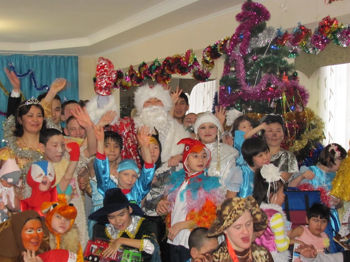 «Астана EXPO-2017» Ұлттық компаниясы мүмкіндігі шектеулі балаларға жаңажылдық сыйлықтар таратты (ФОТО)