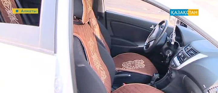 Құмар Жұмахан ұлттық нақыштағы көлікке арналған жабулар жасайды