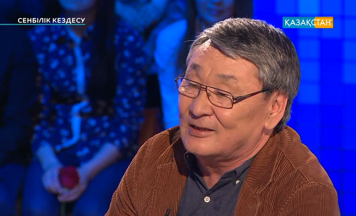 Жігіттер мен қыздар жоғарғы бейнеде