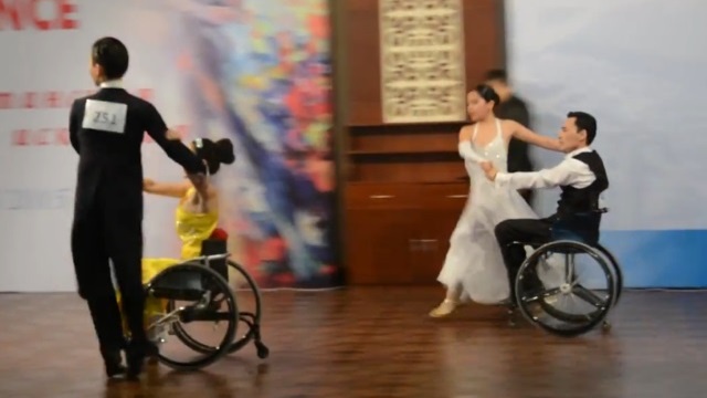 В Астане стартовал международный турнир по спортивным танцам на колясках