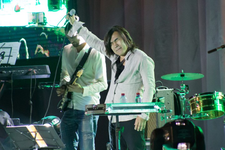 Алматы қаласының тұрғындары Батырхан Шүкеновтің әндерін шырқады  (ВИДЕО)