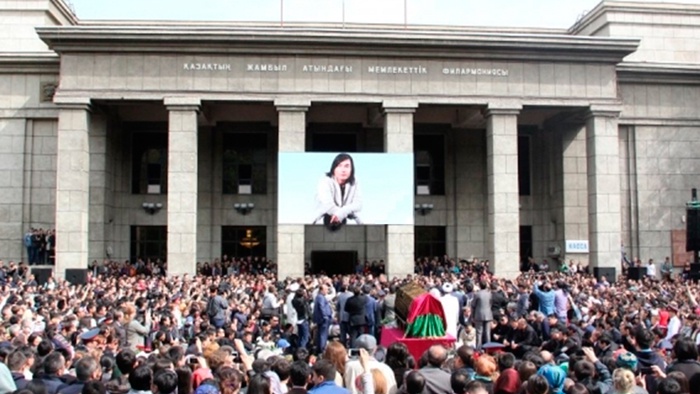 Бүгін Алаш жұрты әнші Батырхан Шүкеновті ақтық сапарға шығарып салды