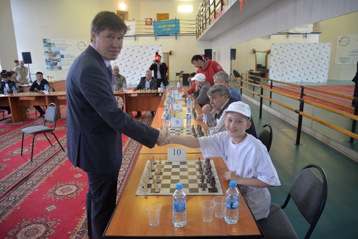 Международный гроссмейстер дал сеанс одновременной игры в Хромтау