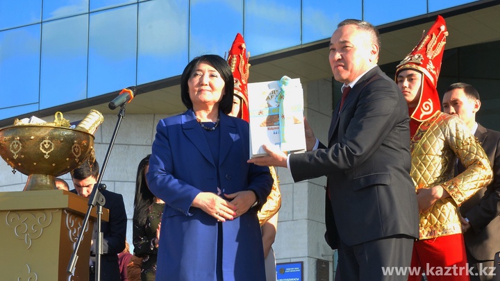 «Қазақстан» РТРК» АҚ «Жеңіске тағзым» атты арнайы шығарылған жинақтың ең алғашқы басылымын Ұлттық музейге тарту етті