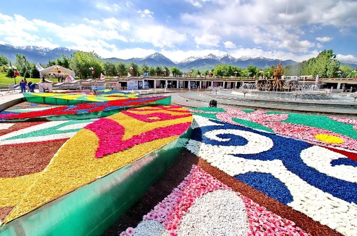 В Алматы прошел юбилейный фестиваль цветов