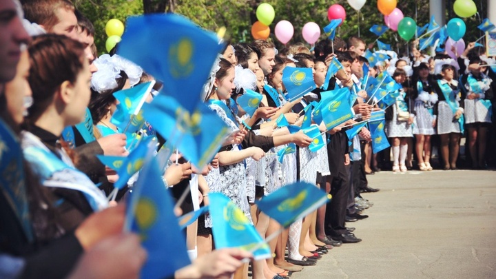 Астана қаласының №3 мектеп-гимназиясында Аслан Сәрінжіповтың қатысуымен соңғы қоңырау салтанаты өтуде