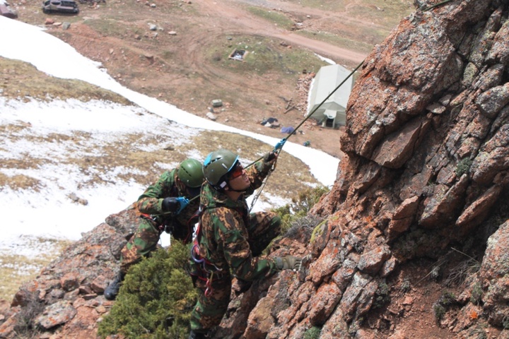 130 казахстанских военнослужащих стали инструкторами по альпинизму