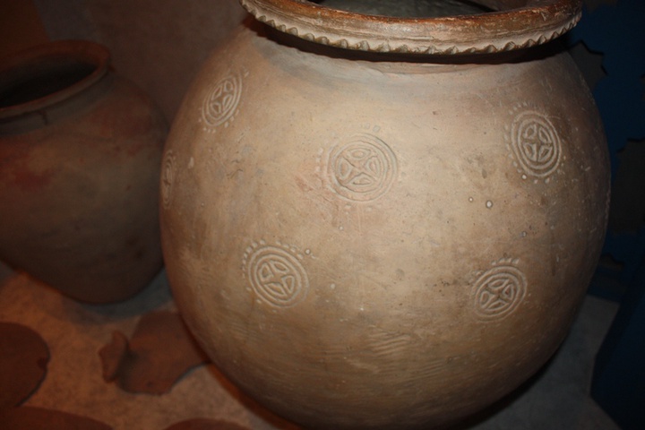 20-литровые хумы нашли в своем огороде жители пригорода Тараза