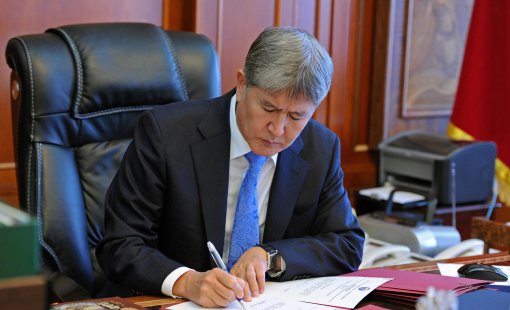 Алмазбек Атамбаев Елбасын І дәрежелі «Манас» орденімен марапаттады