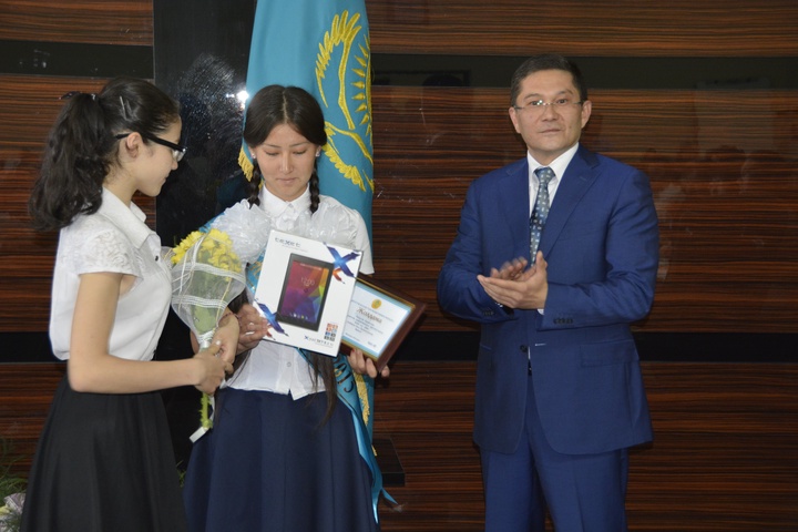 ОҚО-да жетім және ата-анасының қамқорлығынсыз қалған 89 түлекке облыс әкімінің білім гранты табысталды