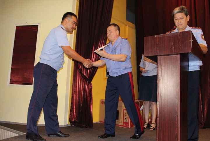 В Шымкенте чествовали полицейских, которые спасли жизни людей