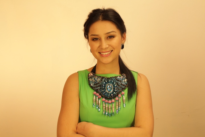 Қыз есегіне тарақпен мастурбация жасайды.