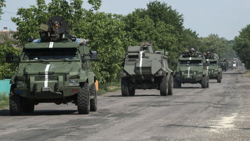 Ішімдікке сылқия тойған әскерилер қала көшелерін БТР-мен аралап жүрген