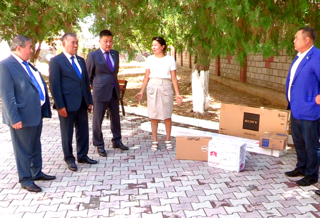 Шымкентте депутаттар зағип балаларға сыйлық жасады