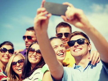 Селфи жасамақ болған жастар көпірден құлап кетті