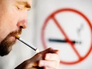 Астанада жолаушы темекі шеккені ұшақтан үшін түсірілді