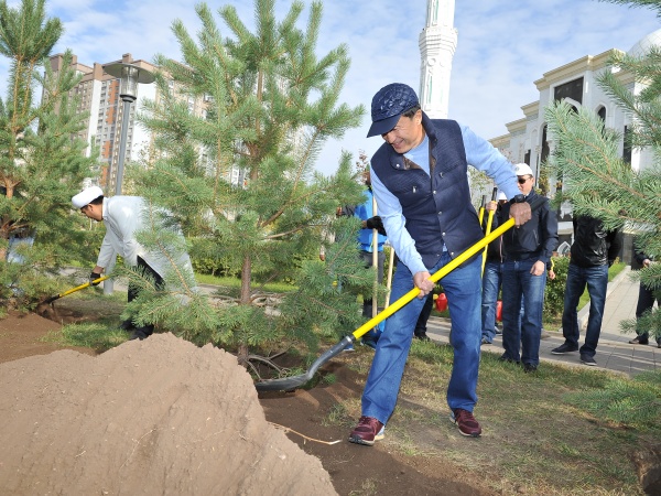 Аким Астаны Адильбек Джаксыбеков принял участие в общегородском субботнике