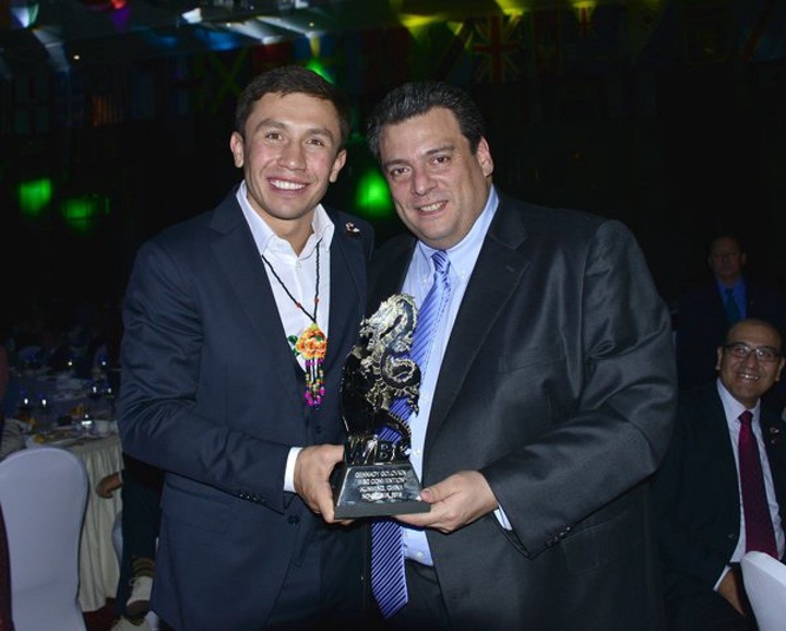 Геннадий Головкин получил награду от WBC