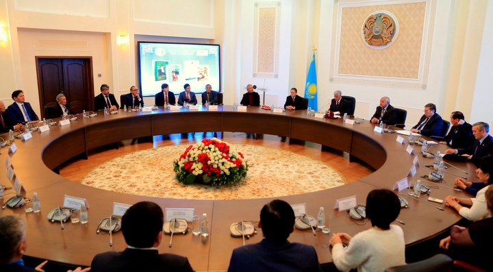 Мұқағали мен Бердібек шығармалары ағылшын тілінде жарық көрді